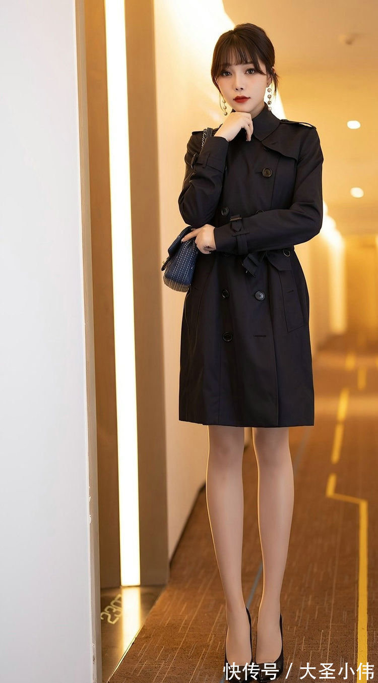 街拍|美女街拍:黑色的风衣是很经典的款式,穿起来会很显瘦,搭配高跟鞋更加漂亮