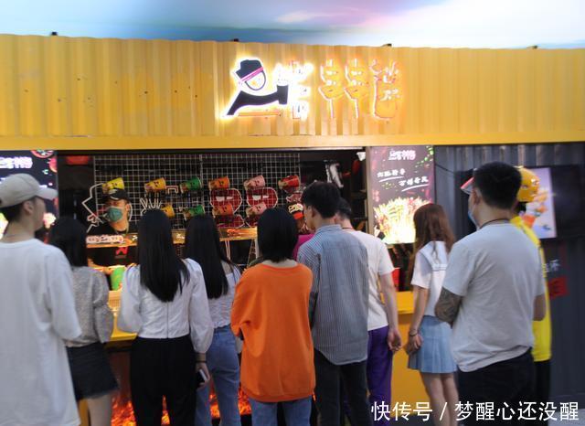 五年|大叔开串串店五年,酱料口味一月换四次,老顾客:四种口味都爱吃