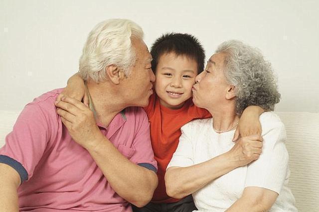 护士|宝宝刚出生，爷爷和姥爷的行为逗笑查房护士，奶奶姥姥一边站
