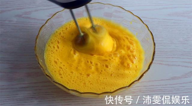 自制蛋糕真不难,6个鸡蛋1碗面粉,烤到金黄就出炉