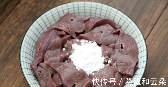 滋补|猪肝这样炒，又鲜又嫩，下饭又解馋，营养滋补，家人吃不够！