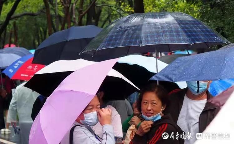 相亲会！千佛山相亲会：美丽的彩色河流伞世界，流淌秋雨和温情浪漫