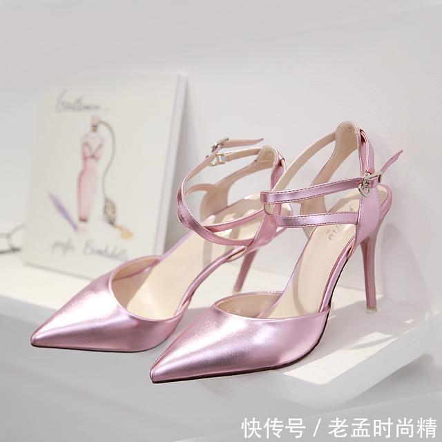 今夏很流行高跟一字带凉鞋，性感不失优雅！尽显足尖下的风情