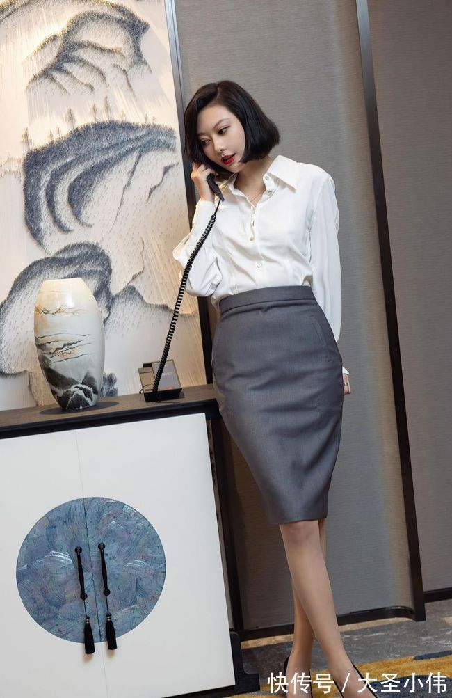 泡菜 美女穿搭:米白色衬衫下搭高级灰半身裙,再配一双高跟鞋,简约优雅干练有型