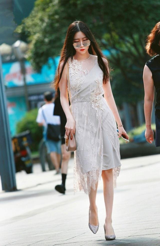 连衣裙|身材苗条的短发美女,红色连衣裙时尚精巧,有着让人眼前一亮的感觉