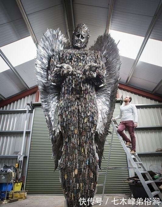 受害者|耗时2年用10万把杀人凶器打造刀天使,每把刀上刻有受害者名字!