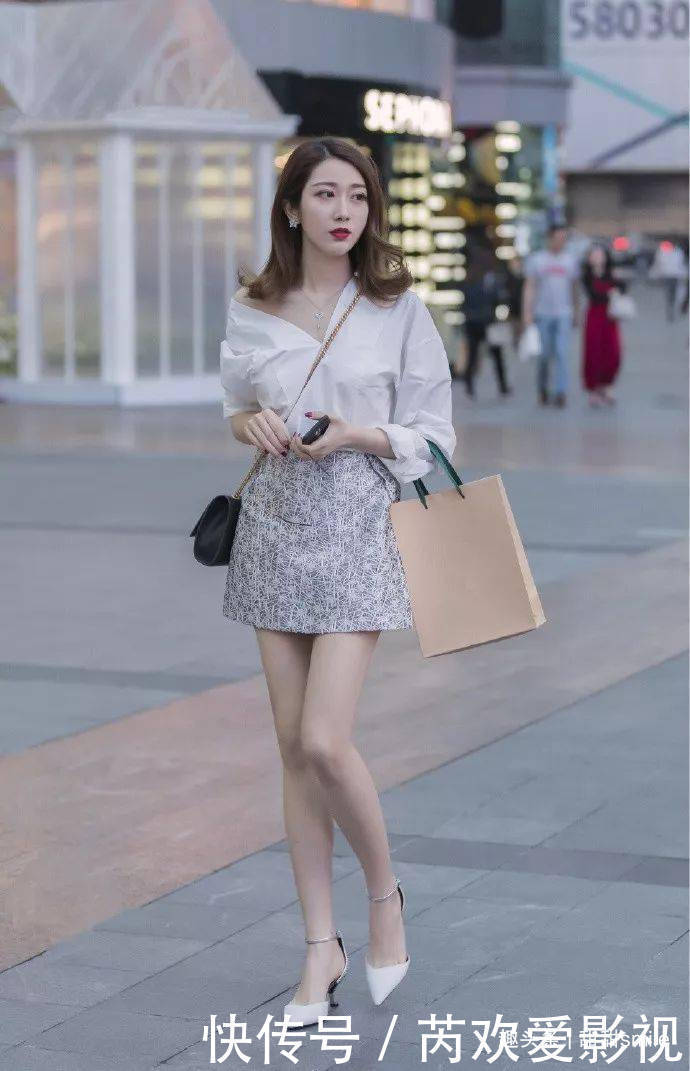 美女牛仔短裤搭配上一双红色的尖头高跟鞋,看上去既气质又优雅