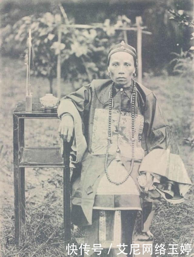 晚清|罕见老照片:身穿官服的晚清诰命夫人,霸气十足,网友却感觉瘆人