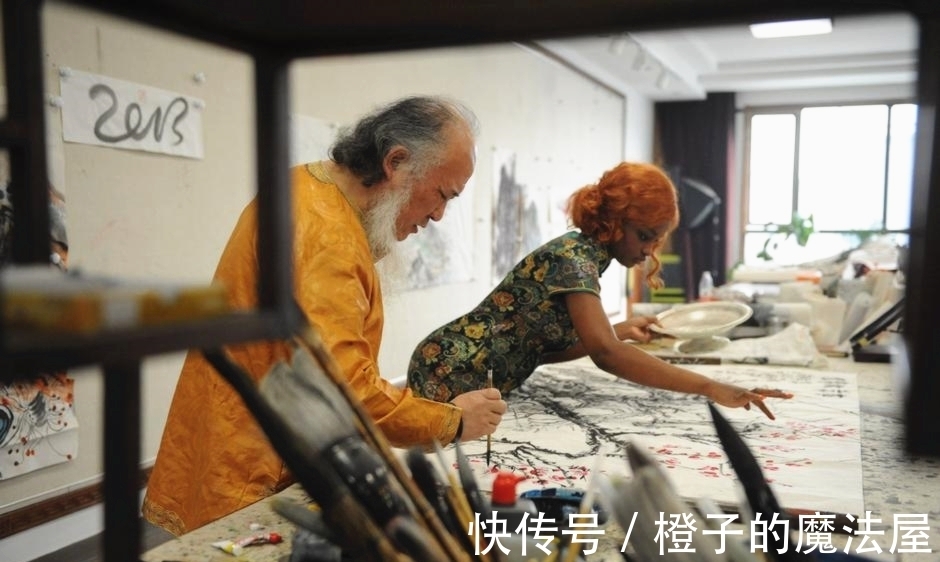 出家$画家杨彦53岁花四千万娶24岁非洲娇妻,60岁出家,他为何这样做?