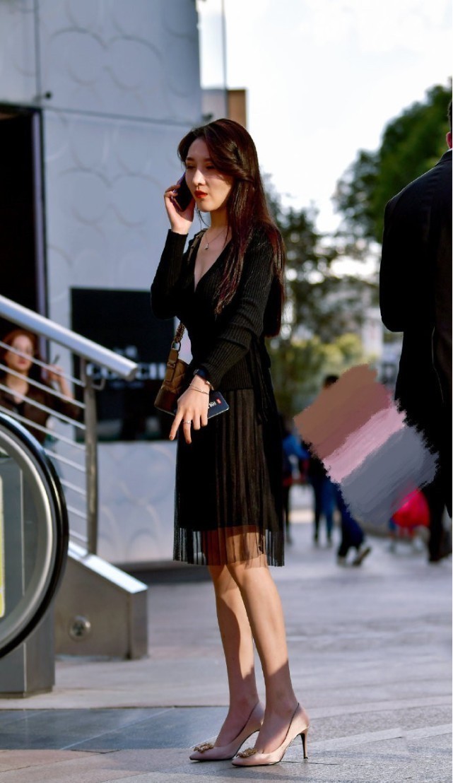 为什么现在的短裙,外面要加一层薄纱呢