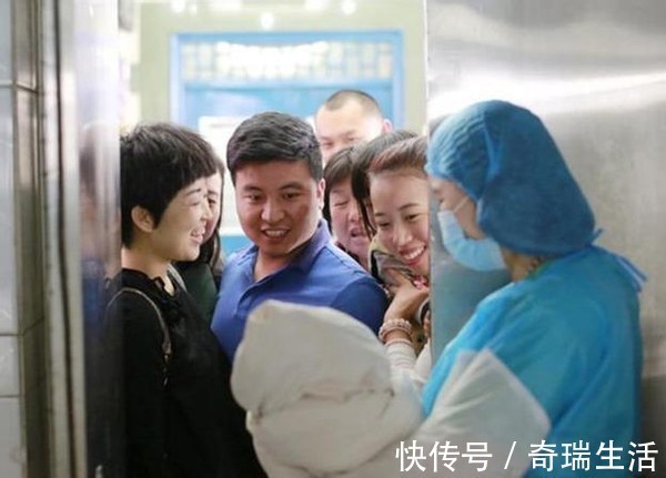孩子|产妇一次生下2个娃,宝爸发圈报喜,护士高兴啥,这不是双胞胎