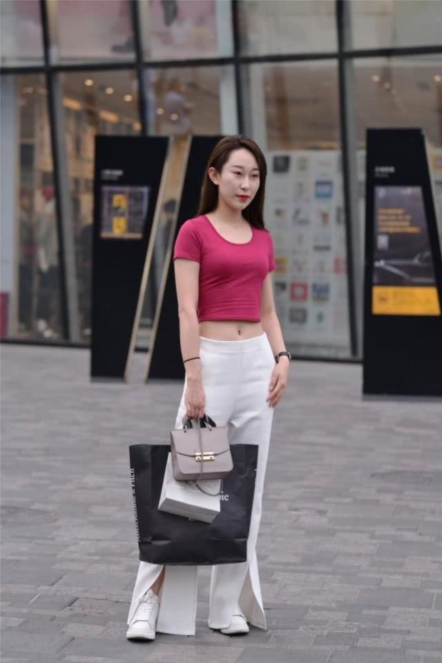 清秀靓丽的休闲搭配气质满满，可以完美的承托出你的好身材