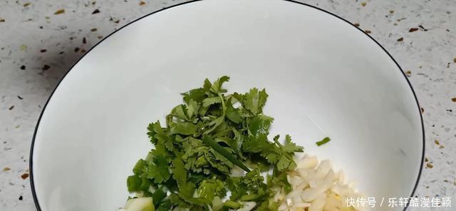 弟弟一家来拜年,上了一盘这菜,不到几分钟光盘,脆爽鲜香又开胃