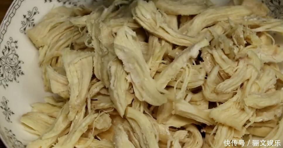 经典家常菜“干煸鸡胸”,做法简单,香辣美味,开胃又下饭