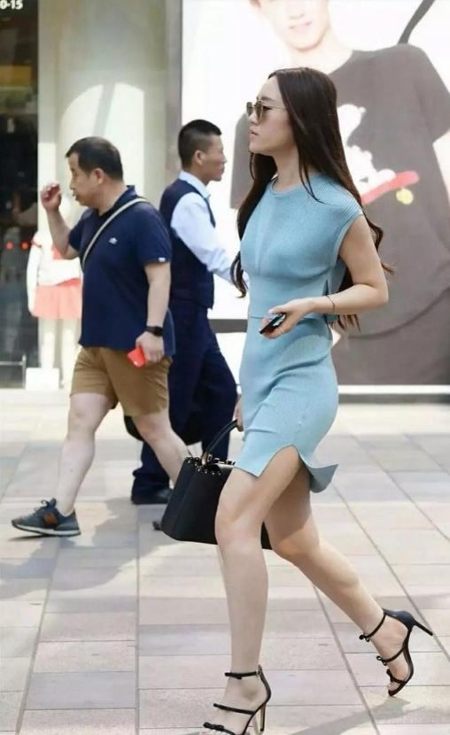 牛仔裤 穿着卡其色,时尚而老成,充满高级感