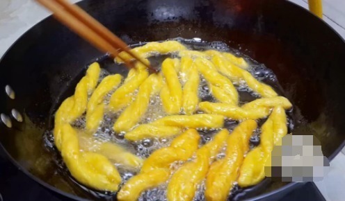 麻花|1个南瓜,2个鸡蛋,不用一滴水,做法比麻花简单,比南瓜饼都好吃