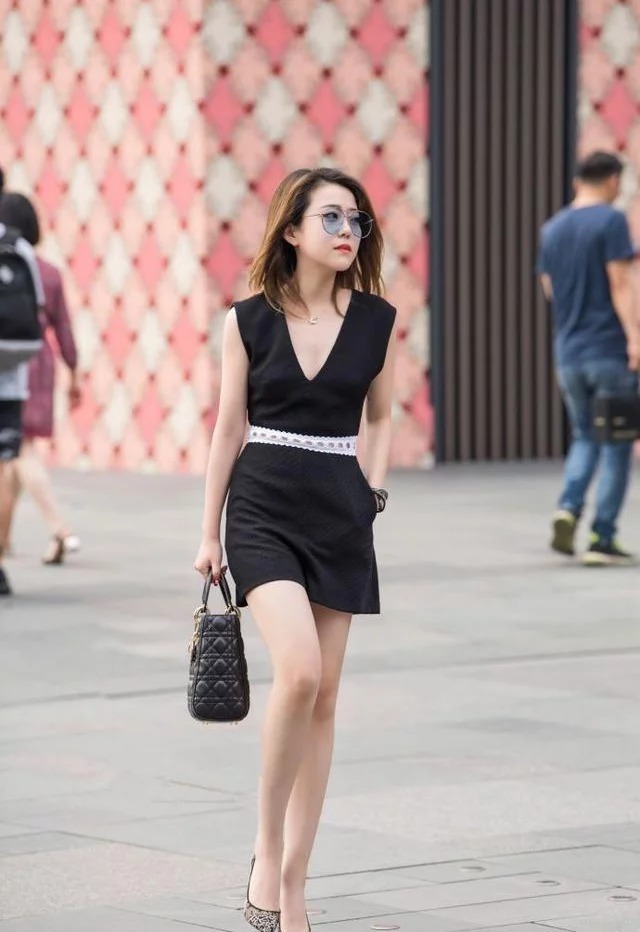 美女|街拍:身材很不错的美女,温婉可人,走在街上很有吸引力