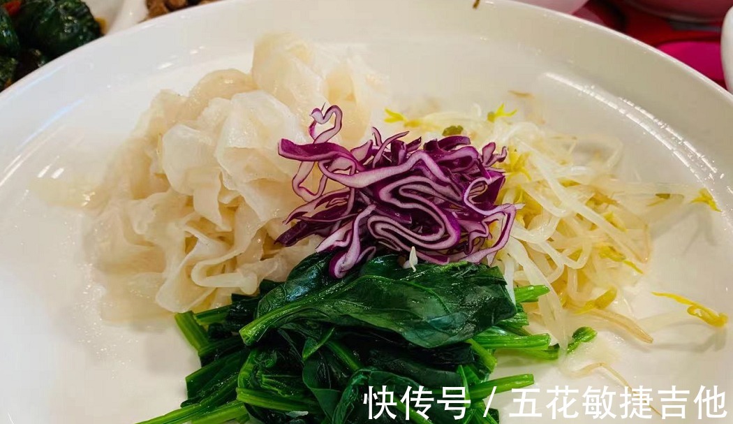 朋友办满月酒,总共花12800多元,晒到朋友圈,大家说菜很实惠!