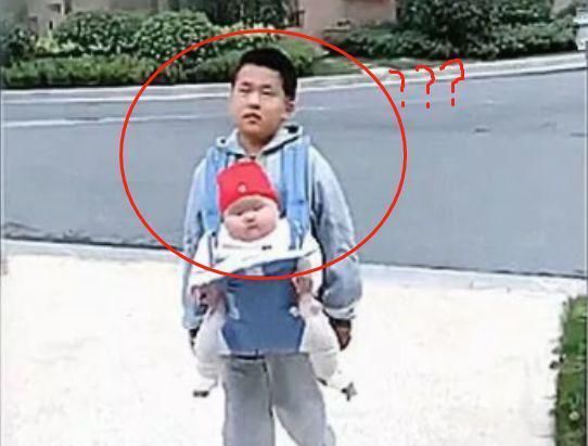 兄妹|兄妹相差12岁,哥哥抱妹妹出行一脸无奈:比我上学的书包重多了