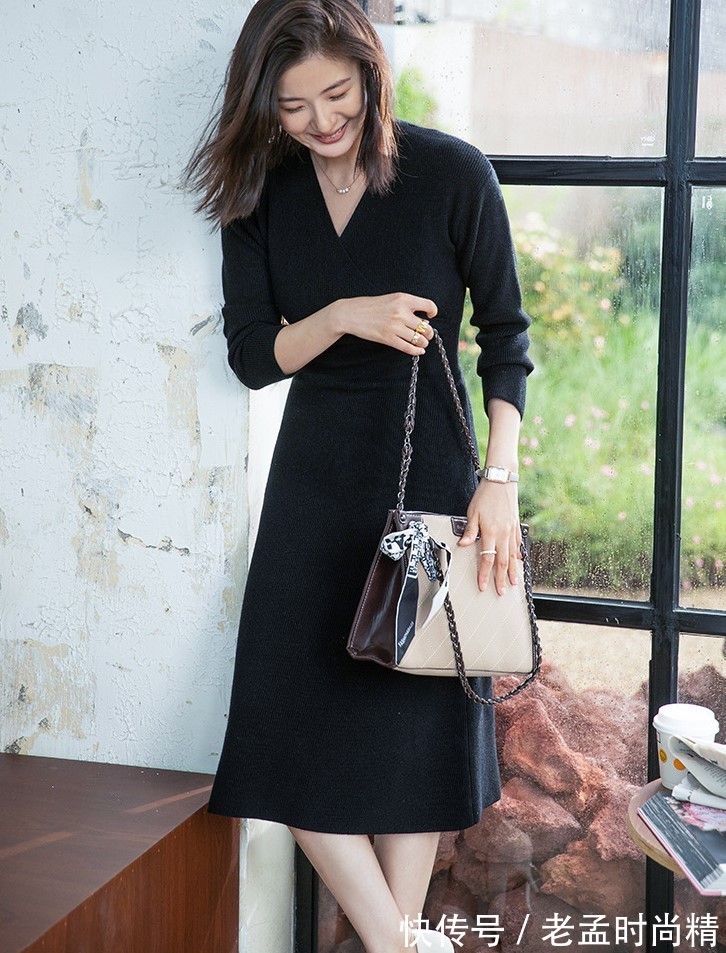 女人|这款裹身连衣裙贴身又显身材,把女人的味道演绎得十足