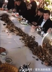 |搞笑GIF:兄弟,你不要着急回家,现在还没到下班时间