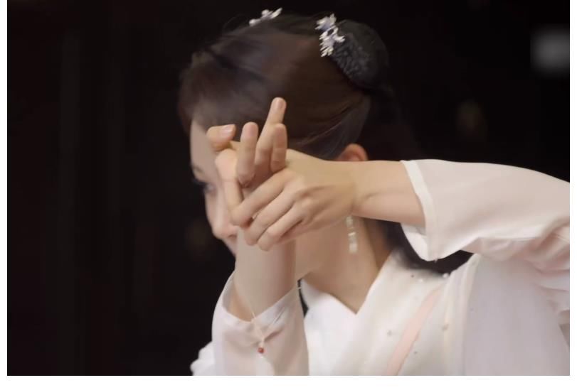 动作|杨紫现场秀隐藏技能，当她用手指变花，在场嘉宾都被吓得张大了嘴