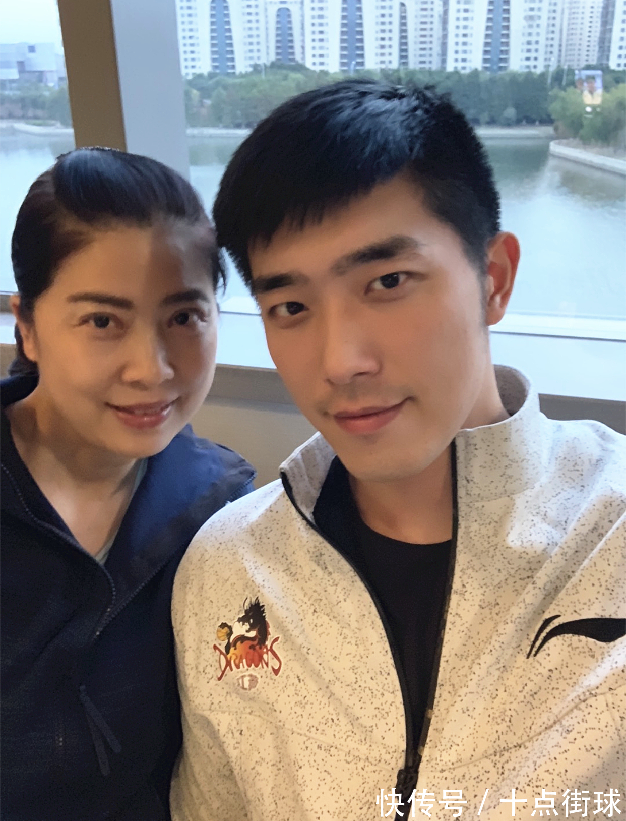 北京奥神队|张常宁全家13口热闹过年,富二代老公很帅!两人结婚三年没办婚礼