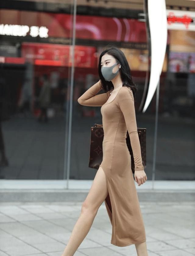 小姐姐一袭高开叉温柔“长裙”, 气质优雅