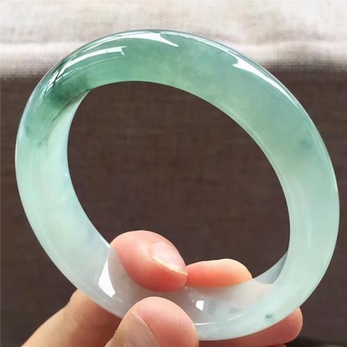 年轻的小姑娘适合戴啥手镯，可以看看我的意见