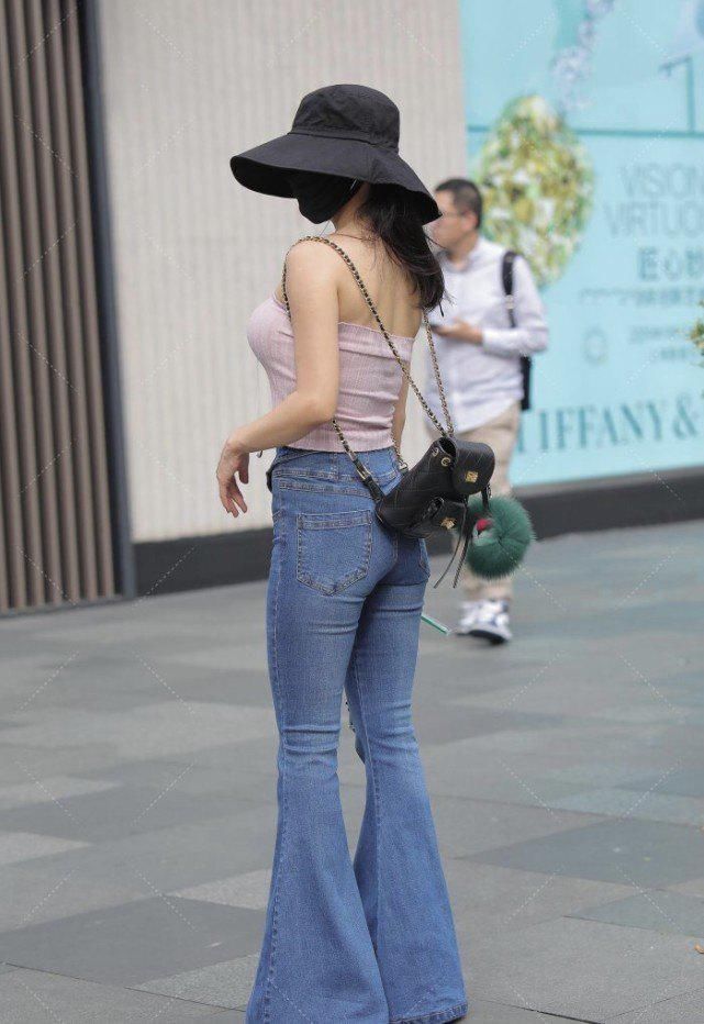 抹胸装搭配喇叭裤独有的“肚脐装”,裤子太长能拖地,倒也展现了大长腿