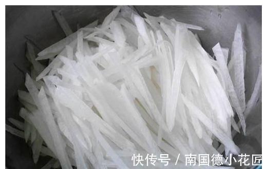 酸辣萝卜丝|秋天这菜可多吃,正当季,切丝拌,一冬天少生病,身体棒!