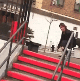 |搞笑GIF:你这套路不行啊,不是这个小伙的对手,被他捡个现成的