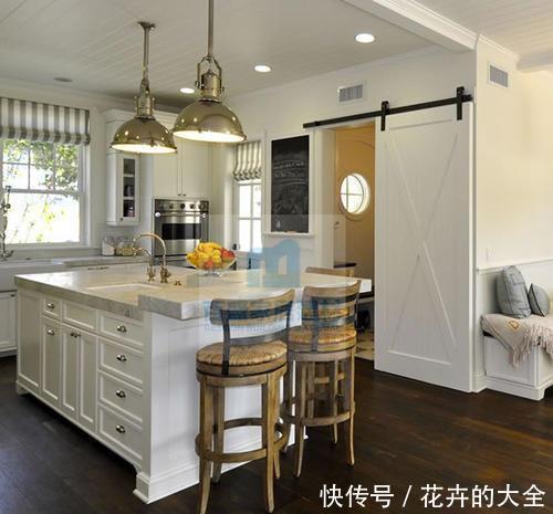 美观|有钱人厨房早主不装推拉门了,装这种更美观实用,不得不感叹聪明