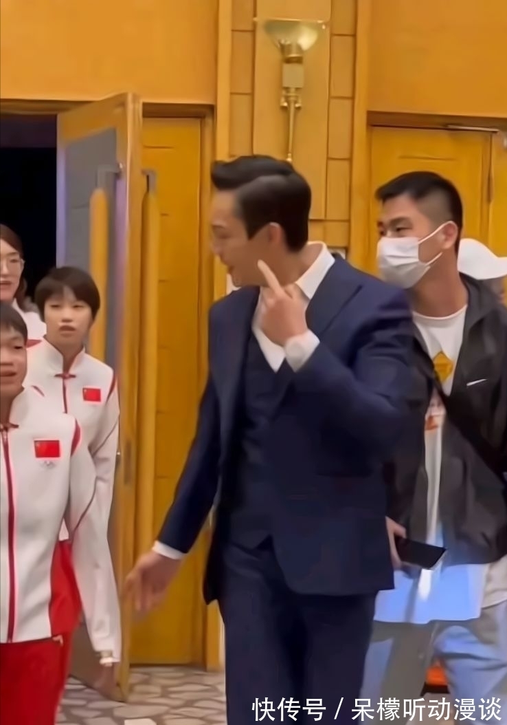 见到男神激动不已!全红婵和陈伟霆粤语热聊,红姐太投入走错路了