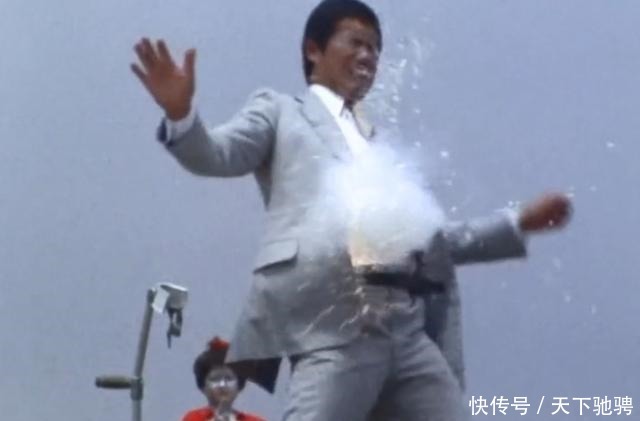 雷欧其实打过赛文3次，一次拿鞭子抽，一次用枪将他打倒在地！