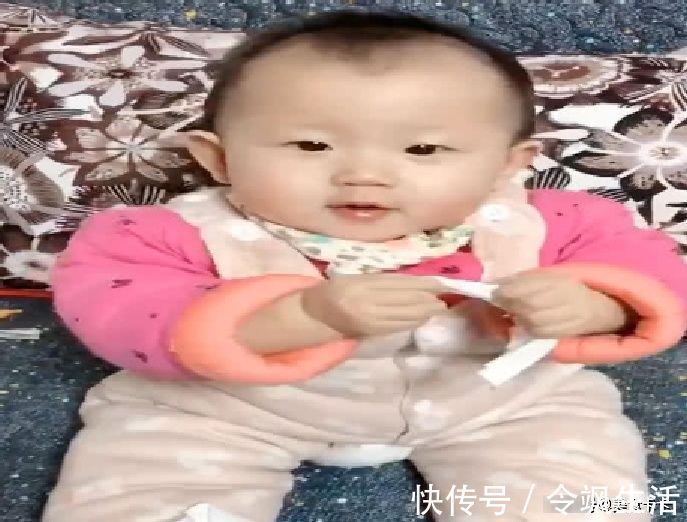 卫生纸|1岁萌宝自己玩游戏，妈妈一看，这游戏真省钱呐