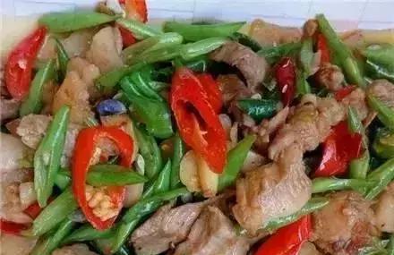 美食精选:白切鸡,响油豇豆,辣椒炒肉,红烧鲫鱼的做法