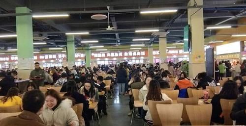 为啥大学食堂的饭菜“便宜又好吃”学姐说出原因，众人恍然大悟
