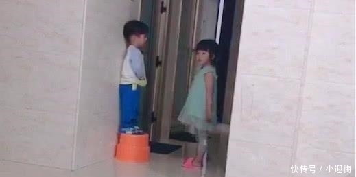 小宝宝|“霸道姐姐”教训弟弟走红，打弟弟要乘早，宝宝：长大了再报仇