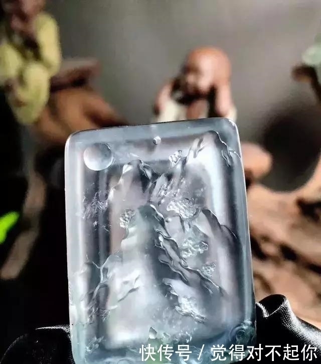 水头|老大爷嫌自己佩戴的翡翠水头不太好,用水一泡后,一看吓了一跳