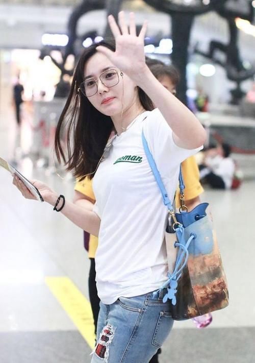 妹子们|小姐姐清纯的样子还挺好看的，穿一身白T恤，看着真无害