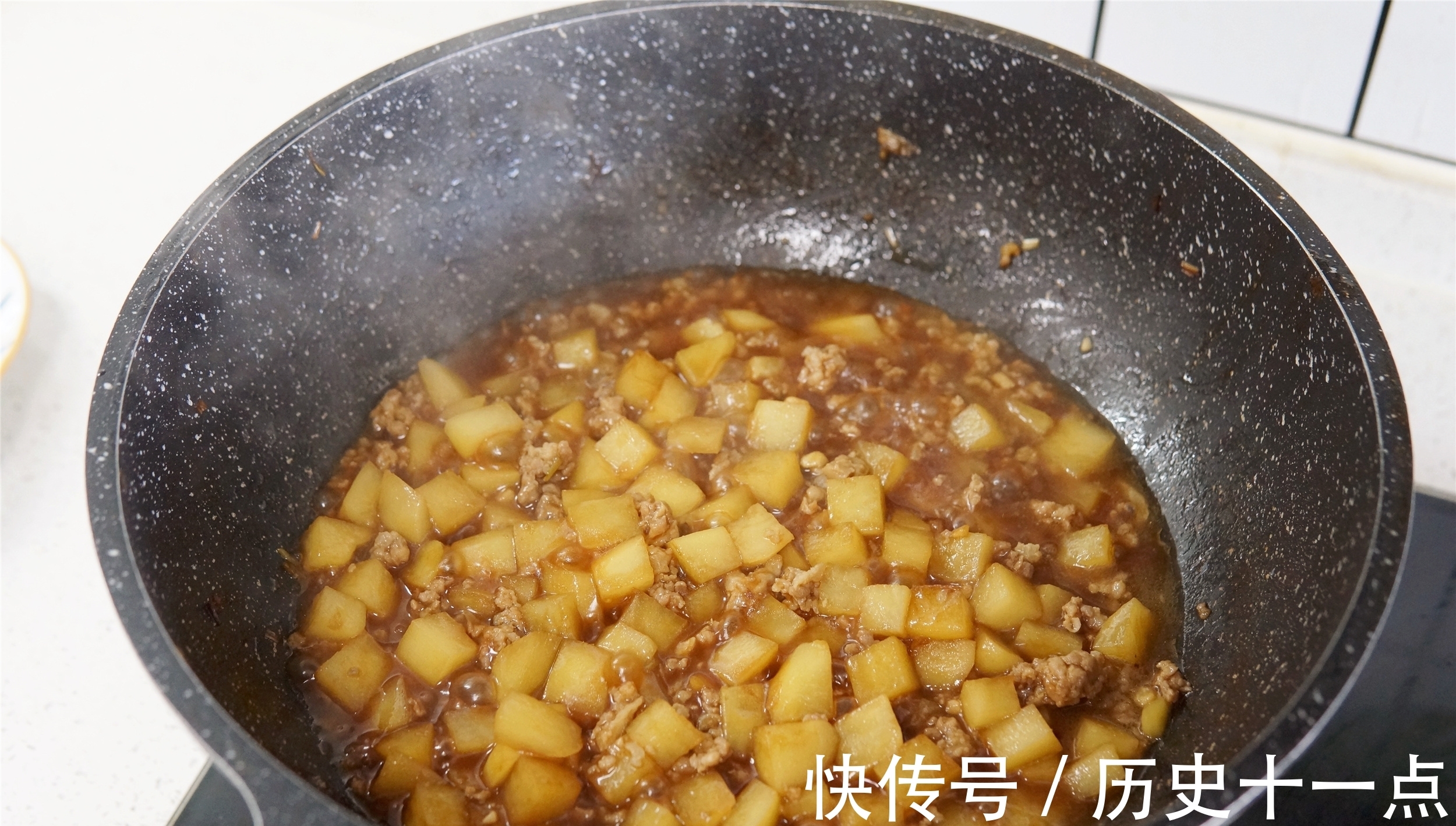 调味料|夏秋换季,土豆的最佳吃法,“贴秋膘”很营养,秋季下饭好菜
