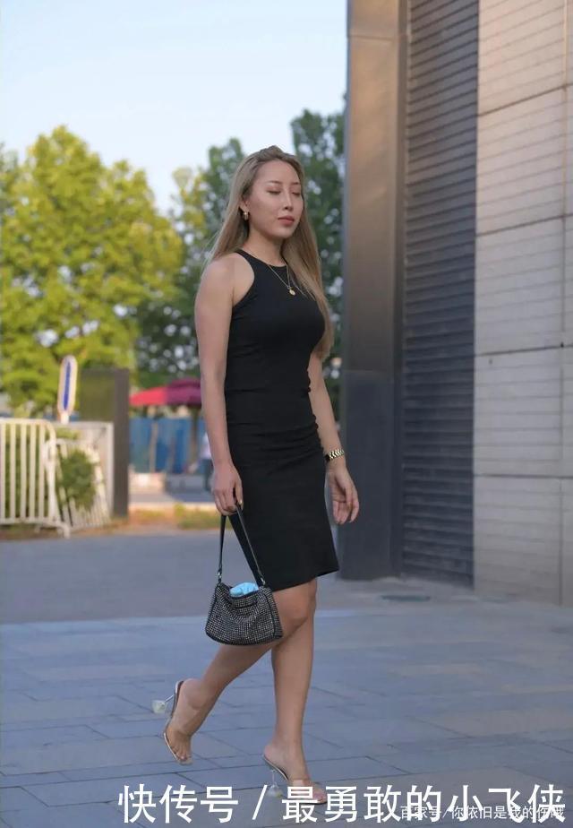 小姐姐|一条包臀连衣裙,搭配一双高跟凉鞋,不仅百搭时尚而且方便穿脱