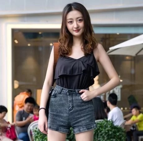 街拍:喝奶茶的小姐姐,黑色吊带搭配黑色短裤,大长腿很吸睛