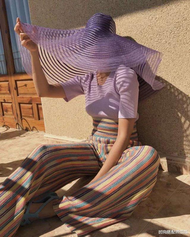 别总穿黑白灰了,今夏流行这个“紫”,时髦显白很高级