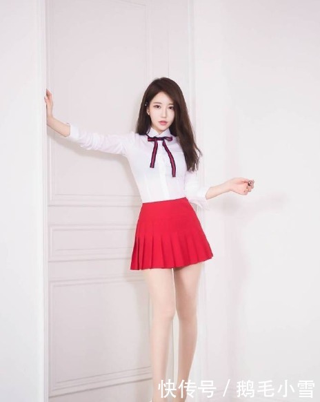 小姐姐|白色衬衣搭红色百褶裙,这是学生服还是工作服