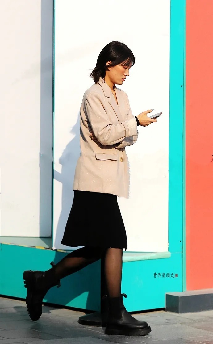 美女|街拍组图:冬装美女,露出少许黑丝,已足够时尚前卫