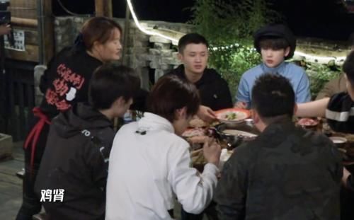 服务员|服务员把鸡肾端给鹿晗,邓超露出姨母笑,接下来一幕吓得导演秒删