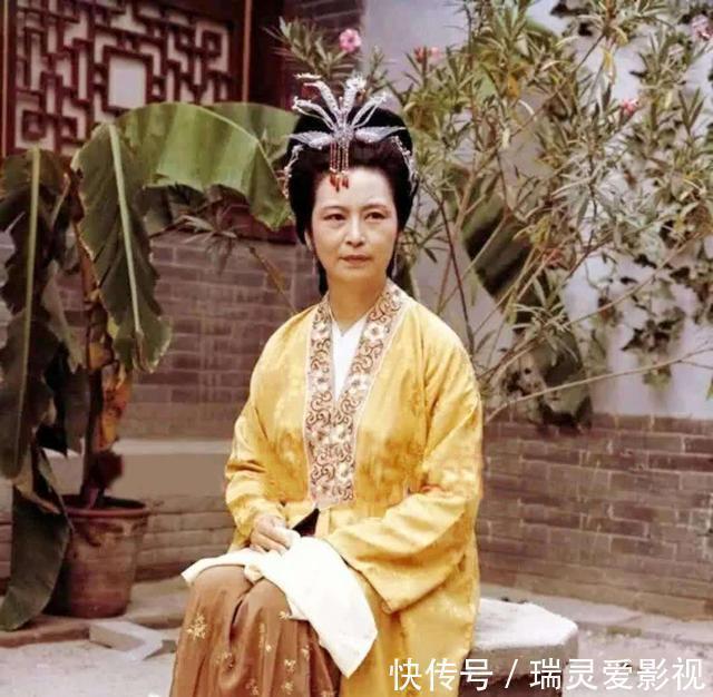 抄检大观园&《红楼梦》贾家的没落:贾母吃饭,锅里再也舀不出一碗红稻米饭