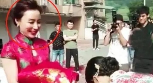 “高颜值婆婆”火了，婚礼上抢尽风头引热议，网友：到底谁结婚？